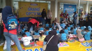 Serunya, Grand Opening, Indomaret Arjuna Gelar Lomba Mewarnai hingga Pentas Seni Tradisional