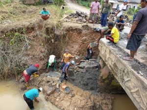 Tokoh Pemuda Selamatkan Jembatan Penghubung yang hampir putus